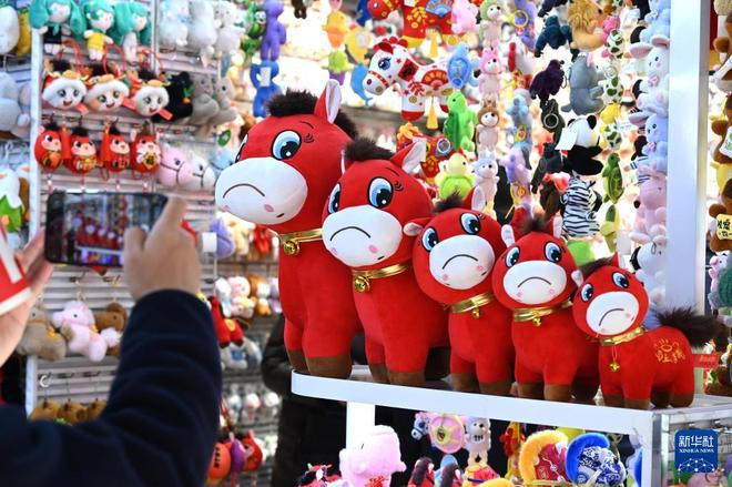 浙江義烏 “哭哭馬”意外走紅成爆款玩具，折射家居用品銷(xiāo)售新動(dòng)向